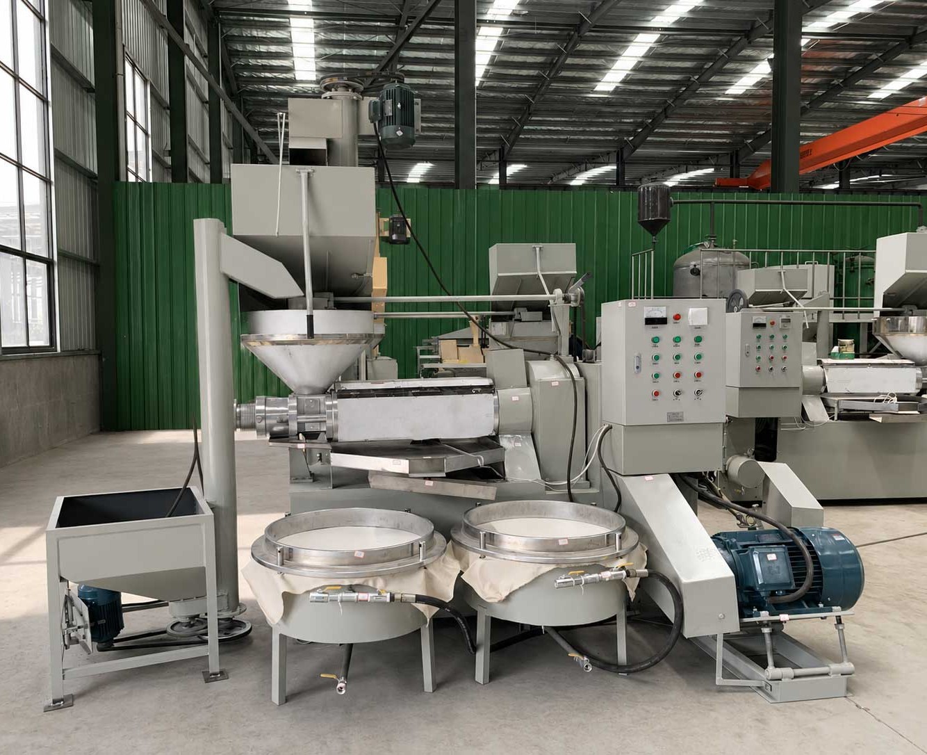 Bulk cooking oil tanker truck